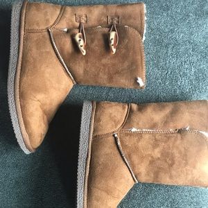 Size 8 brown willowbee boots toggle side.